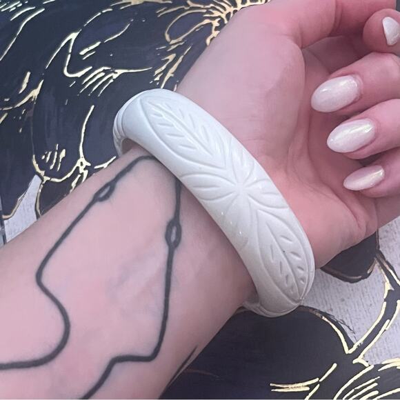 Vintage 70s Carved Pure White Lucite Bangle Bracelet Leaves Pattern A3 - Picture 4 of 13